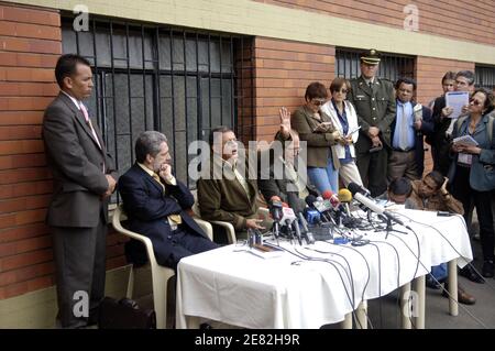 Rodrigo Granda, der als Außenminister der Revolutionären Streitkräfte Kolumbiens, FARC, gilt, hält am 8. Juni 2007 eine Pressekonferenz im Sitz der Bischofskonferenz in Bogota, Kolumbien, ab. Granda wurde am 4. Juni 2007 von der kolumbianischen Regierung im Rahmen einer größeren Gefangenenfreistellung freigelassen, die dazu beitragen sollte, die Freiheit von 60 Geiseln zu sichern, darunter drei Amerikaner und die ehemalige Präsidentschaftskandidatin Ingrid Betancourt, die von den Guerillas festgehalten wurde. Foto von Jules Motte/ABACAPRESS.COM Stockfoto