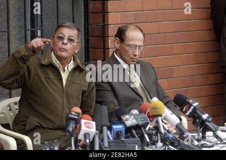 Rodrigo Granda, der als Außenminister der Revolutionären Streitkräfte Kolumbiens, FARC, gilt, hält am 8. Juni 2007 eine Pressekonferenz im Sitz der Bischofskonferenz in Bogota, Kolumbien, ab. Granda wurde am 4. Juni 2007 von der kolumbianischen Regierung im Rahmen einer größeren Gefangenenfreistellung freigelassen, die dazu beitragen sollte, die Freiheit von 60 Geiseln zu sichern, darunter drei Amerikaner und die ehemalige Präsidentschaftskandidatin Ingrid Betancourt, die von den Guerillas festgehalten wurde. Foto von Jules Motte/ABACAPRESS.COM Stockfoto