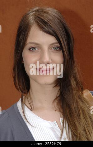 Die französische Schauspielerin Melanie Laurent kommt am 9. Juni 2007 im "Village", dem VIP-Bereich der French Open in der Roland Garros Arena in Paris, Frankreich, an. Foto von Giancarlo Gorassini/ABACAPRESS.COM Stockfoto