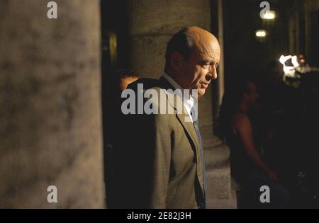 Der Staatsminister für Umwelt und nachhaltige Entwicklung Alain Juppe hat am 10. Juni 2007 in Bordeaux, Frankreich, seine Stimme für die Parlamentswahlen abgegeben. Foto von Patrick Bernard/ABACAPRESS.COM Stockfoto