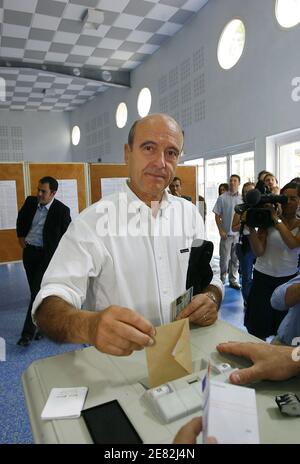 Der Staatsminister für Umwelt und nachhaltige Entwicklung Alain Juppe gibt am 10. Juni 2007 seine Stimme zu den Parlamentswahlen in Bordeaux, Frankreich, ab. Foto von Patrick Bernard/ABACAPRESS.COM Stockfoto