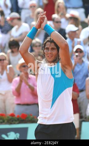 Der Spanier Rafael Nadal feiert seinen Sieg über den Schweizer Roger Federer im Finale der French Tennis Open am Ende des Herren-Einzel-Finales im Roland Garros Stadion in Paris, Frankreich, am 10. Juni 2007. Nadal gewann 6-3, 4-6, 6-3, 6-4. Foto von Gorassini-Gouhier-Guibbaud-Guignebourg/Cameleon/ABACAPRESS.COM Stockfoto