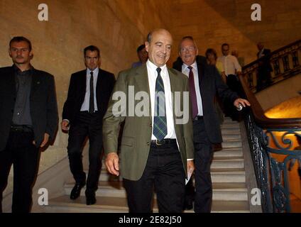 Der Staatsminister für Umwelt und nachhaltige Entwicklung Alain Juppe hat am 10. Juni 2007 in Bordeaux, Frankreich, seine Stimme für die Parlamentswahlen abgegeben. Foto von Patrick Bernard/ABACAPRESS.COM Stockfoto