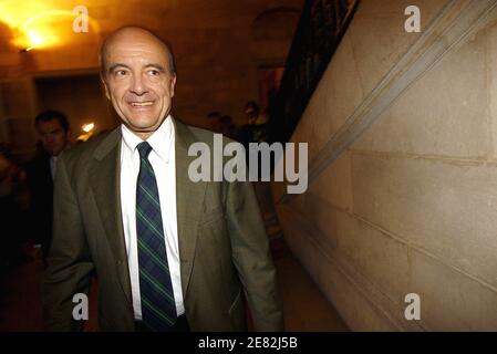 Der Staatsminister für Umwelt und nachhaltige Entwicklung Alain Juppe hat am 10. Juni 2007 in Bordeaux, Frankreich, seine Stimme für die Parlamentswahlen abgegeben. Foto von Patrick Bernard/ABACAPRESS.COM Stockfoto