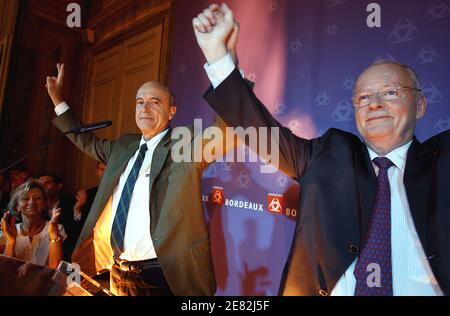 Der Staatsminister für Umwelt und nachhaltige Entwicklung Alain Juppe hat am 10. Juni 2007 in Bordeaux, Frankreich, seine Stimme für die Parlamentswahlen abgegeben. Foto von Patrick Bernard/ABACAPRESS.COM Stockfoto