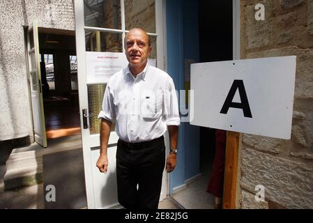 Der Staatsminister für Umwelt und nachhaltige Entwicklung Alain Juppe gibt am 10. Juni 2007 seine Stimme zu den Parlamentswahlen in Bordeaux, Frankreich, ab. Foto von Patrick Bernard/ABACAPRESS.COM Stockfoto