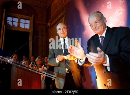 Der Staatsminister für Umwelt und nachhaltige Entwicklung Alain Juppe hat am 10. Juni 2007 in Bordeaux, Frankreich, seine Stimme für die Parlamentswahlen abgegeben. Foto von Patrick Bernard/ABACAPRESS.COM Stockfoto