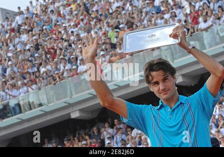 Der Schweizer Roger Federer hält die Trophäe der Nächstplatzierten, nachdem er am 10. Juni 2007 im Finale der Männer im Roland Garros Stadion in Paris, Frankreich, gegen den Spanier Rafael Nadal verloren hatte. Nadal gewann 6-3, 4-6, 6-3, 6-4. Foto von Gorassini-Gouhier-Guibbaud-Guignebourg/Cameleon/ABACAPRESS.COM Stockfoto