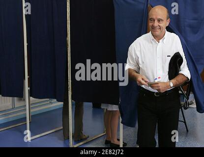 Der Staatsminister für Umwelt und nachhaltige Entwicklung Alain Juppe gibt am 10. Juni 2007 seine Stimme zu den Parlamentswahlen in Bordeaux, Frankreich, ab. Foto von Patrick Bernard/ABACAPRESS.COM Stockfoto