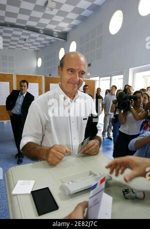 Der Staatsminister für Umwelt und nachhaltige Entwicklung Alain Juppe gibt am 10. Juni 2007 seine Stimme zu den Parlamentswahlen in Bordeaux, Frankreich, ab. Foto von Patrick Bernard/ABACAPRESS.COM Stockfoto