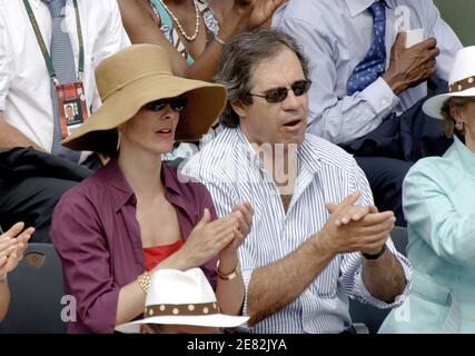 Die französische Schauspielerin Carole Bouquet und ihr Freund Claudio Costamagna nehmen am 10. Juni 2007 am Finale der French Open bei den Männern Teil, das im Roland Garros Stadion in Paris, Frankreich, gespielt wurde. Der spanische Nadal gewann gegen den Schweizer Federer 6-3, 4-6, 6-3, 6-4. Foto von Gorassini-Gouhier-Guignebourg-Guibbaud/ABACAPRESS.COM Stockfoto