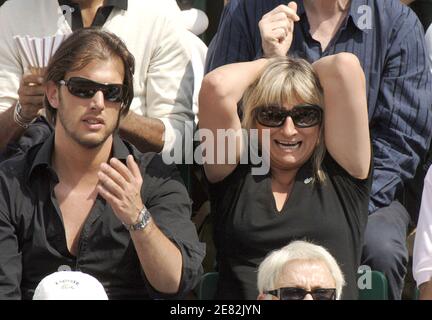 TV-Moderatorin Christine Bravo und eine Freundin nehmen am 10. Juni 2007 am Finale der French Open im Roland Garros-Stadion in Paris Teil. Der spanische Nadal gewann gegen den Schweizer Federer 6-3, 4-6, 6-3, 6-4. Foto von Gorassini-Gouhier-Guignebourg-Guibbaud/ABACAPRESS.COM Stockfoto