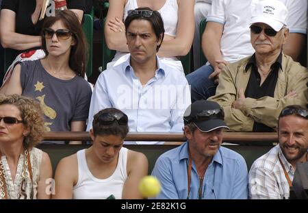 Die Schauspielerin Charlotte Gainsbourg und ihr Ehemann Yvan Attal, zusammen mit seinem Vater, nehmen am 10. Juni 2007 am Finale der French Open bei den Männern Teil, die im Roland Garros-Stadion in Paris, Frankreich, spielten. Der spanische Nadal gewann gegen den Schweizer Federer 6-3, 4-6, 6-3, 6-4. Foto von Gorassini-Gouhier-Guignebourg-Guibbaud/ABACAPRESS.COM Stockfoto