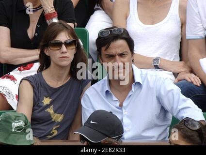 Die Schauspielerin Charlotte Gainsbourg und ihr Ehemann Yvan Attal nehmen am 10. Juni 2007 am Finale der French Open der Herren im Roland Garros Stadion in Paris, Frankreich, Teil. Der spanische Nadal gewann gegen den Schweizer Federer 6-3, 4-6, 6-3, 6-4. Foto von Gorassini-Gouhier-Guignebourg-Guibbaud/ABACAPRESS.COM Stockfoto