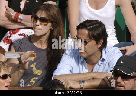 Die Schauspielerin Charlotte Gainsbourg und ihr Ehemann Yvan Attal nehmen am 10. Juni 2007 am Finale der French Open der Herren im Roland Garros Stadion in Paris, Frankreich, Teil. Der spanische Nadal gewann gegen den Schweizer Federer 6-3, 4-6, 6-3, 6-4. Foto von Gorassini-Gouhier-Guignebourg-Guibbaud/ABACAPRESS.COM Stockfoto