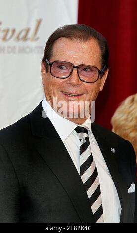 Der britische Schauspieler Sir Roger Moore posiert für Bilder während der Eröffnungsfeier des 47. Monte-Carlo TV Festivals, das am 10. Juni 2007 in Monaco stattfand. Foto von Denis Guignebourg/ABACAPRESS.COM Stockfoto