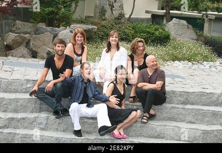 Die Darsteller Laurent Kerusore, Anne Decis, Ambroise Michel, Fabienne Carat, Cecilia Hornus, Sylvie Flepp und Richard Guedj aus der Fernsehshow "Plus Belle la vie" posieren während des 47. Monte-Carlo TV Festivals, das am 11. Juni 2007 in Monaco stattfand. Foto von Denis Guignebourg/ABACAPRESS.COM Stockfoto