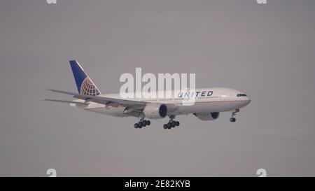 United Airlines Boeing 777 bereitet sich auf die Landung am Chicago O'Hare International Airport an einem Wintertag vor. Die Registrierung des Flugzeugs ist N57016. Stockfoto