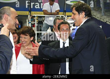 Frankreichs Präsident Nicolas Sarkozy, Gesundheits- und Sportminister Roselyne Bachelot und Präsident von Stade Francais Max Guazzini nach dem Finale der Rugby Union Top 14 Meisterschaft Stade Francais gegen ASM Clermont, in Saint-Denis, bei Paris, Frankreich, am 9. Juni 2007. Foto von Christian Liewig/ABACAPRESS.COM Stockfoto