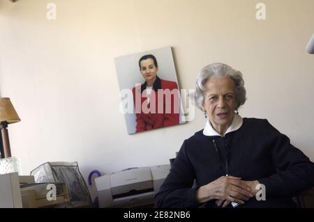 Clara Gonzalez, 76, posiert in ihrer Wohnung neben einem Foto ihrer Tochter Clara Rojas am 12. Juni 2007 in Bogota, Kolumbien. Die 76-jährige Frau ist die Mutter von Clara Rojas, die im Februar 2002 mit Ingrid Betancourt von den bewaffneten revolutionären Kräften Kolumbiens, FARC, entführt wurde. Rojas hatte ein Baby in Gefangenschaft namens Emmanuel. Der 3-jährige Junge wird zum Herzstück einer internationalen Kampagne von Präsident Alvaro Uribe, um auf ihr Leiden aufmerksam zu machen und ihre Entführer zu drängen, sie zu befreien. Foto von Jules Motte/ABACAPRESS Stockfoto