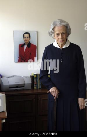 Clara Gonzalez, 76, posiert in ihrer Wohnung neben einem Foto ihrer Tochter Clara Rojas am 12. Juni 2007 in Bogota, Kolumbien. Die 76-jährige Frau ist die Mutter von Clara Rojas, die im Februar 2002 mit Ingrid Betancourt von den bewaffneten revolutionären Kräften Kolumbiens, FARC, entführt wurde. Rojas hatte ein Baby in Gefangenschaft namens Emmanuel. Der 3-jährige Junge wird zum Herzstück einer internationalen Kampagne von Präsident Alvaro Uribe, um auf ihr Leiden aufmerksam zu machen und ihre Entführer zu drängen, sie zu befreien. Foto von Jules Motte/ABACAPRESS Stockfoto