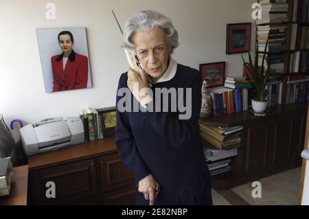 Clara Gonzalez, 76, posiert in ihrer Wohnung neben einem Foto ihrer Tochter Clara Rojas am 12. Juni 2007 in Bogota, Kolumbien. Die 76-jährige Frau ist die Mutter von Clara Rojas, die im Februar 2002 mit Ingrid Betancourt von den bewaffneten revolutionären Kräften Kolumbiens, FARC, entführt wurde. Rojas hatte ein Baby in Gefangenschaft namens Emmanuel. Der 3-jährige Junge wird zum Herzstück einer internationalen Kampagne von Präsident Alvaro Uribe, um auf ihr Leiden aufmerksam zu machen und ihre Entführer zu drängen, sie zu befreien. Foto von Jules Motte/ABACAPRESS Stockfoto