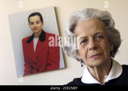 Clara Gonzalez, 76, posiert in ihrer Wohnung neben einem Foto ihrer Tochter Clara Rojas am 12. Juni 2007 in Bogota, Kolumbien. Die 76-jährige Frau ist die Mutter von Clara Rojas, die im Februar 2002 mit Ingrid Betancourt von den bewaffneten revolutionären Kräften Kolumbiens, FARC, entführt wurde. Rojas hatte ein Baby in Gefangenschaft namens Emmanuel. Der 3-jährige Junge wird zum Herzstück einer internationalen Kampagne von Präsident Alvaro Uribe, um auf ihr Leiden aufmerksam zu machen und ihre Entführer zu drängen, sie zu befreien. Foto von Jules Motte/ABACAPRESS Stockfoto