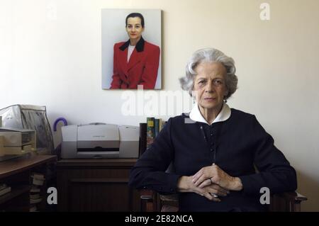 Clara Gonzalez, 76, posiert in ihrer Wohnung neben einem Foto ihrer Tochter Clara Rojas am 12. Juni 2007 in Bogota, Kolumbien. Die 76-jährige Frau ist die Mutter von Clara Rojas, die im Februar 2002 mit Ingrid Betancourt von den bewaffneten revolutionären Kräften Kolumbiens, FARC, entführt wurde. Rojas hatte ein Baby in Gefangenschaft namens Emmanuel. Der 3-jährige Junge wird zum Herzstück einer internationalen Kampagne von Präsident Alvaro Uribe, um auf ihr Leiden aufmerksam zu machen und ihre Entführer zu drängen, sie zu befreien. Foto von Jules Motte/ABACAPRESS Stockfoto