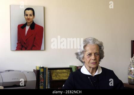 Clara Gonzalez, 76, posiert in ihrer Wohnung neben einem Foto ihrer Tochter Clara Rojas am 12. Juni 2007 in Bogota, Kolumbien. Die 76-jährige Frau ist die Mutter von Clara Rojas, die im Februar 2002 mit Ingrid Betancourt von den bewaffneten revolutionären Kräften Kolumbiens, FARC, entführt wurde. Rojas hatte ein Baby in Gefangenschaft namens Emmanuel. Der 3-jährige Junge wird zum Herzstück einer internationalen Kampagne von Präsident Alvaro Uribe, um auf ihr Leiden aufmerksam zu machen und ihre Entführer zu drängen, sie zu befreien. Foto von Jules Motte/ABACAPRESS Stockfoto