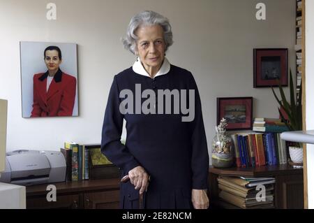 Clara Gonzalez, 76, posiert in ihrer Wohnung neben einem Foto ihrer Tochter Clara Rojas am 12. Juni 2007 in Bogota, Kolumbien. Die 76-jährige Frau ist die Mutter von Clara Rojas, die im Februar 2002 mit Ingrid Betancourt von den bewaffneten revolutionären Kräften Kolumbiens, FARC, entführt wurde. Rojas hatte ein Baby in Gefangenschaft namens Emmanuel. Der 3-jährige Junge wird zum Herzstück einer internationalen Kampagne von Präsident Alvaro Uribe, um auf ihr Leiden aufmerksam zu machen und ihre Entführer zu drängen, sie zu befreien. Foto von Jules Motte/ABACAPRESS Stockfoto