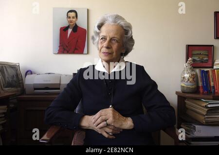 Clara Gonzalez, 76, posiert in ihrer Wohnung neben einem Foto ihrer Tochter Clara Rojas am 12. Juni 2007 in Bogota, Kolumbien. Die 76-jährige Frau ist die Mutter von Clara Rojas, die im Februar 2002 mit Ingrid Betancourt von den bewaffneten revolutionären Kräften Kolumbiens, FARC, entführt wurde. Rojas hatte ein Baby in Gefangenschaft namens Emmanuel. Der 3-jährige Junge wird zum Herzstück einer internationalen Kampagne von Präsident Alvaro Uribe, um auf ihr Leiden aufmerksam zu machen und ihre Entführer zu drängen, sie zu befreien. Foto von Jules Motte/ABACAPRESS Stockfoto