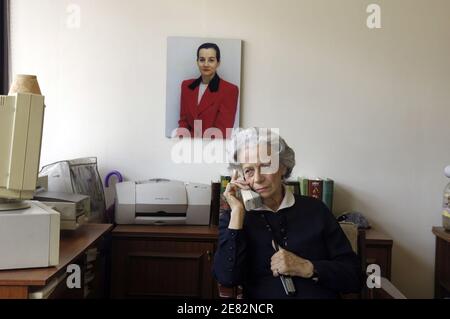 Clara Gonzalez, 76, posiert in ihrer Wohnung neben einem Foto ihrer Tochter Clara Rojas am 12. Juni 2007 in Bogota, Kolumbien. Die 76-jährige Frau ist die Mutter von Clara Rojas, die im Februar 2002 mit Ingrid Betancourt von den bewaffneten revolutionären Kräften Kolumbiens, FARC, entführt wurde. Rojas hatte ein Baby in Gefangenschaft namens Emmanuel. Der 3-jährige Junge wird zum Herzstück einer internationalen Kampagne von Präsident Alvaro Uribe, um auf ihr Leiden aufmerksam zu machen und ihre Entführer zu drängen, sie zu befreien. Foto von Jules Motte/ABACAPRESS Stockfoto