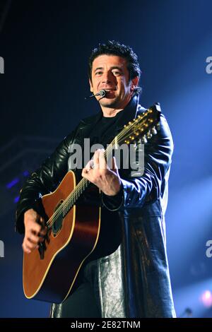 Der französische Sänger Patrick Bruel tritt am 20. Oktober 2006 live auf der Bühne des 'Le Zenith' in Paris auf. Foto von Leo/ABACAPRESS.COM Stockfoto