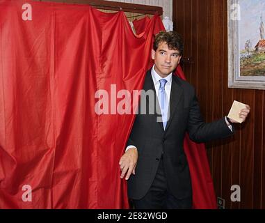 Der französische sozialistische Kandidat Arnaud Montebourg geht mit seiner Frau Hortense de Labriffe ins Wahllokal, um am 17. Juni 2007 in Montret, Frankreich, für die Parlamentswahlen zu stimmen. Foto von Vincent Dargent/ABACAPRESS.COM Stockfoto