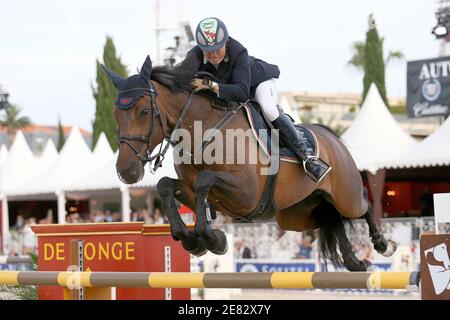 Castel Forbes Libertina geritten Irlands Jessica Kurten während des International Jumping Competitin des 'Grand prix de Cannes' in Cannes, Frankreich am 17. Juni 2007. Foto von Gael Gotonnec/Cameleon/ABACAPRESS.COM Stockfoto