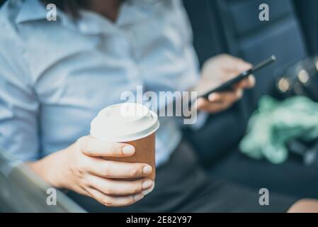 Hand halten Kaffeetasse zum Mitnehmen Stockfoto