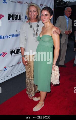 Die Schauspielerin Candice Bergen und ihre Tochter Chloe besuchen am 19. Juni 2007 die Eröffnungsnacht von "Romeo & Julia" im Shakespeare in the Park im Delacorte Theatre in New York City, NY, USA. Foto von Gregorio Binuya/ABACAPRESS.COM Stockfoto