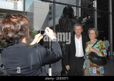 EXKLUSIV. Der ehemalige französische Kulturminister Jack lang posiert für seine Frau, als er am 20. Juni 2007 das Museum of Modern Art (MoMA) mit der Ausstellung "Richard Serra Sculpture: Forty Years" in New York City, USA, besucht. Lang ist in der Stadt, um an der Eröffnung eines stadtweiten Musikfestivals, "Make Music New York", im Rahmen der weltweiten Fete de la Musique teilzunehmen. Foto von Antoine CAU/ABACAPRESS.COM Stockfoto