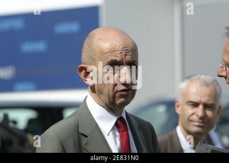 Airbus CEO Louis Gallois begrüßt Besucher im EADS Chalet während der 'Paris Airshow 2007. Le Bourget, nördlich von Paris, Frankreich am 20. Juni 2007. Foto von Bernard Bisson/ABACAPRESS.COM Stockfoto