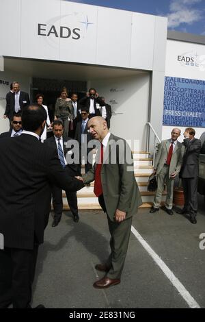 Airbus CEO Louis Gallois begrüßt Besucher im EADS Chalet während der 'Paris Airshow 2007. Le Bourget, nördlich von Paris, Frankreich am 20. Juni 2007. Foto von Bernard Bisson/ABACAPRESS.COM Stockfoto