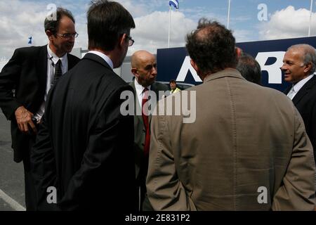 Airbus CEO Louis Gallois begrüßt Besucher im EADS Chalet während der 'Paris Airshow 2007. Le Bourget, nördlich von Paris, Frankreich am 20. Juni 2007. Foto von Bernard Bisson/ABACAPRESS.COM Stockfoto