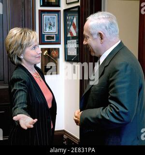 Sen. Hillary Clinton (D-N.Y.) trifft sich mit dem ehemaligen israelischen Ministerpräsidenten Benjamin Netanjahu in ihrem Büro am Capitol Hill, Juni 21 2007 in Washington, DC, USA. Netanjahu ist in seiner Eigenschaft als Vorsitzender der israelischen Likud-Partei Oppositionsführer. Foto von Olivier Douliery/ABACAPRESS.COM Stockfoto