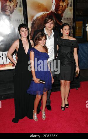 Die Schauspieler Bruce Willis, Ashton Kutcher und Demi Moore posieren mit Rumer und Tallulah bei der Premiere von "Live Free or die Hard", präsentiert von Twentieth Century Fox in der Radio City Music Hall am Freitag, 22. Juni 2007 in New York City, NY, USA. Foto von Gregorio Binuya/ABACAPRESS.COM Stockfoto