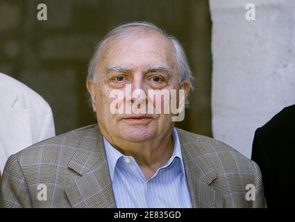 Der französische Regisseur Claude Chabrol posiert für Fotografie am Ende des 25. Internationalen Cognac-Thriller- und Film-Noir-Festivals, das am 25. Juni 2007 in Cognac, Südwestfrankreich, stattfand. Foto von Patrick Bernard/ABACAPRESS.COM Stockfoto