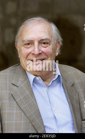 Der französische Regisseur Claude Chabrol posiert für Fotografie am Ende des 25. Internationalen Cognac-Thriller- und Film-Noir-Festivals, das am 25. Juni 2007 in Cognac, Südwestfrankreich, stattfand. Foto von Patrick Bernard/ABACAPRESS.COM Stockfoto