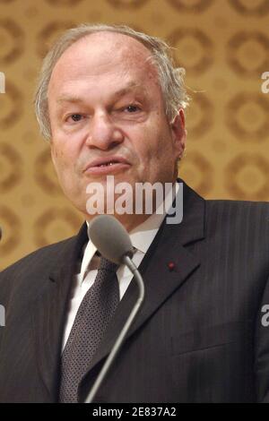 Michel Boyon, Präsident der CSA, nimmt am 25. Juni 2007 an der 4. 'Journee de la Creation Tele' im Senat in Paris Teil. Foto von Giancarlo Gorassini/ABACAPRESS.COM Stockfoto