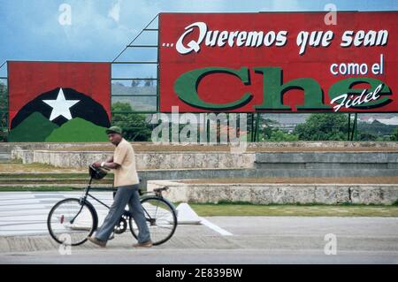 Santa Clara - Kuba 1998 (Foto auf Fotofilm) am Rande der Plaza de la Revolución Che Guevara, wo sich das Mausoleum befindet. Stockfoto