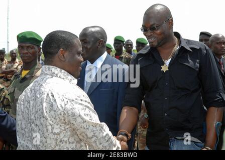 Filebild des ivorischen Ministerpräsidenten Guillaume Soro, der am 2. Juni 2007 am Flughafen Bouake in der Elfenbeinküste ankommt und von den Rebellen der Neuen Streitkräfte begrüßt wird. Ein Flugzeug, das den Premierminister der Elfenbeinküste trug, wurde am Freitag, dem 29. Juni 2007 in Bouake von Rebellen beherrscht, die mit dem Anführer verbündet waren, unter Beschuss geraten. Drei Menschen wurden bei diesem Angriff durch Raketen getötet, aber Soro ist sicher. Bevor er Premierminister wurde, hatte Soro die Rebellen der Neuen Streitkräfte angeführt. Foto von Christophe Guibbaud/ABACAPRESS.COM Stockfoto