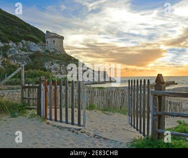 Mittelalterlicher Turm am Meer bei Sonnenuntergang Stockfoto