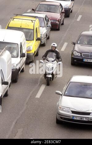 Motorroller und Motorräder, die am 29. Juni 2007 zwischen den Spuren auf dem Ring von Paris, Frankreich, fahren. Foto von Jules Motte/ABACAPRESS.COM Stockfoto